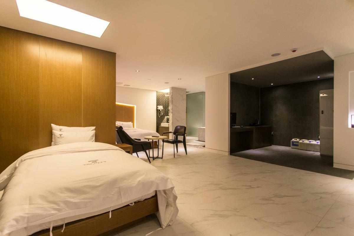 The City Hotel جيونجو المظهر الخارجي الصورة