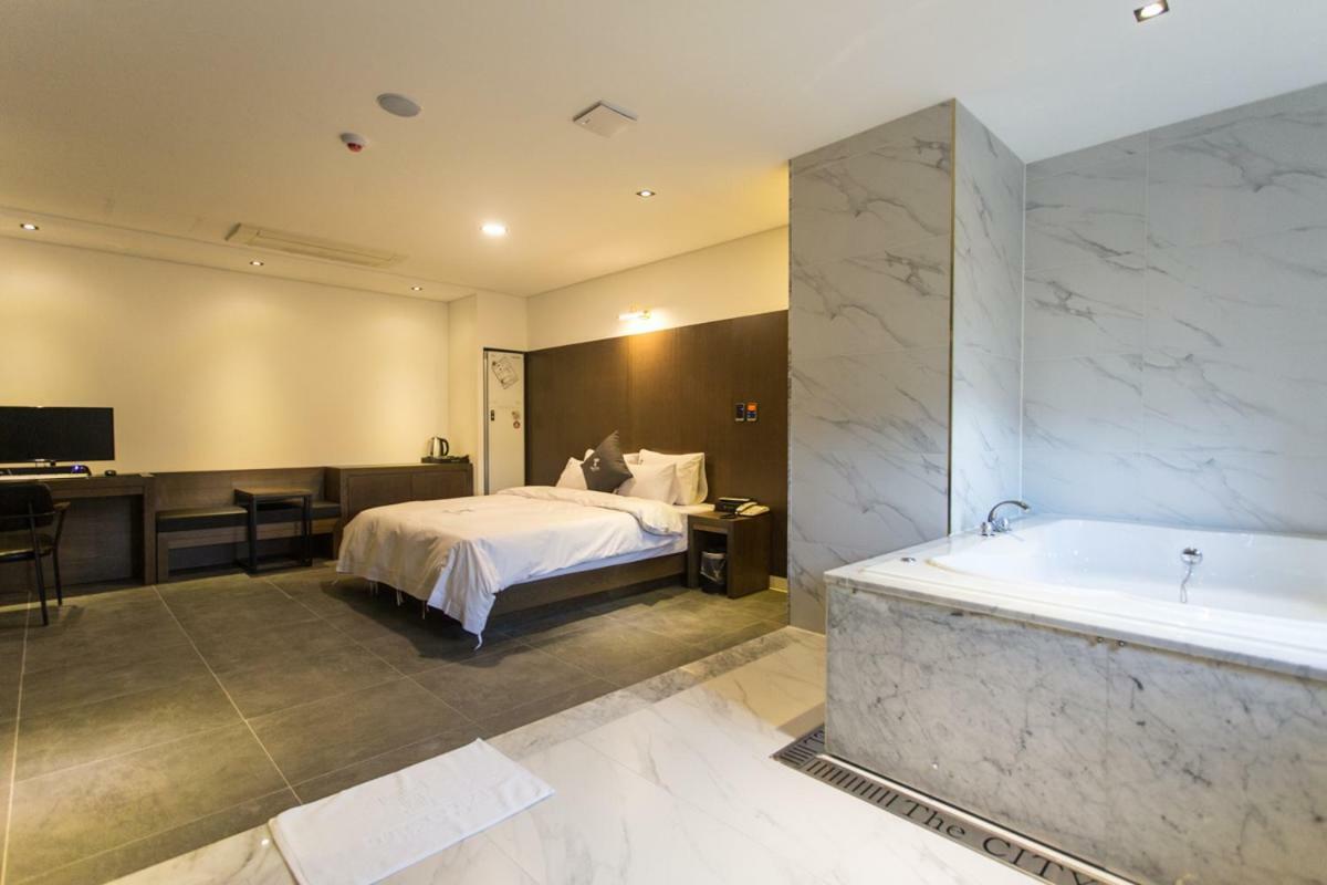 The City Hotel جيونجو المظهر الخارجي الصورة